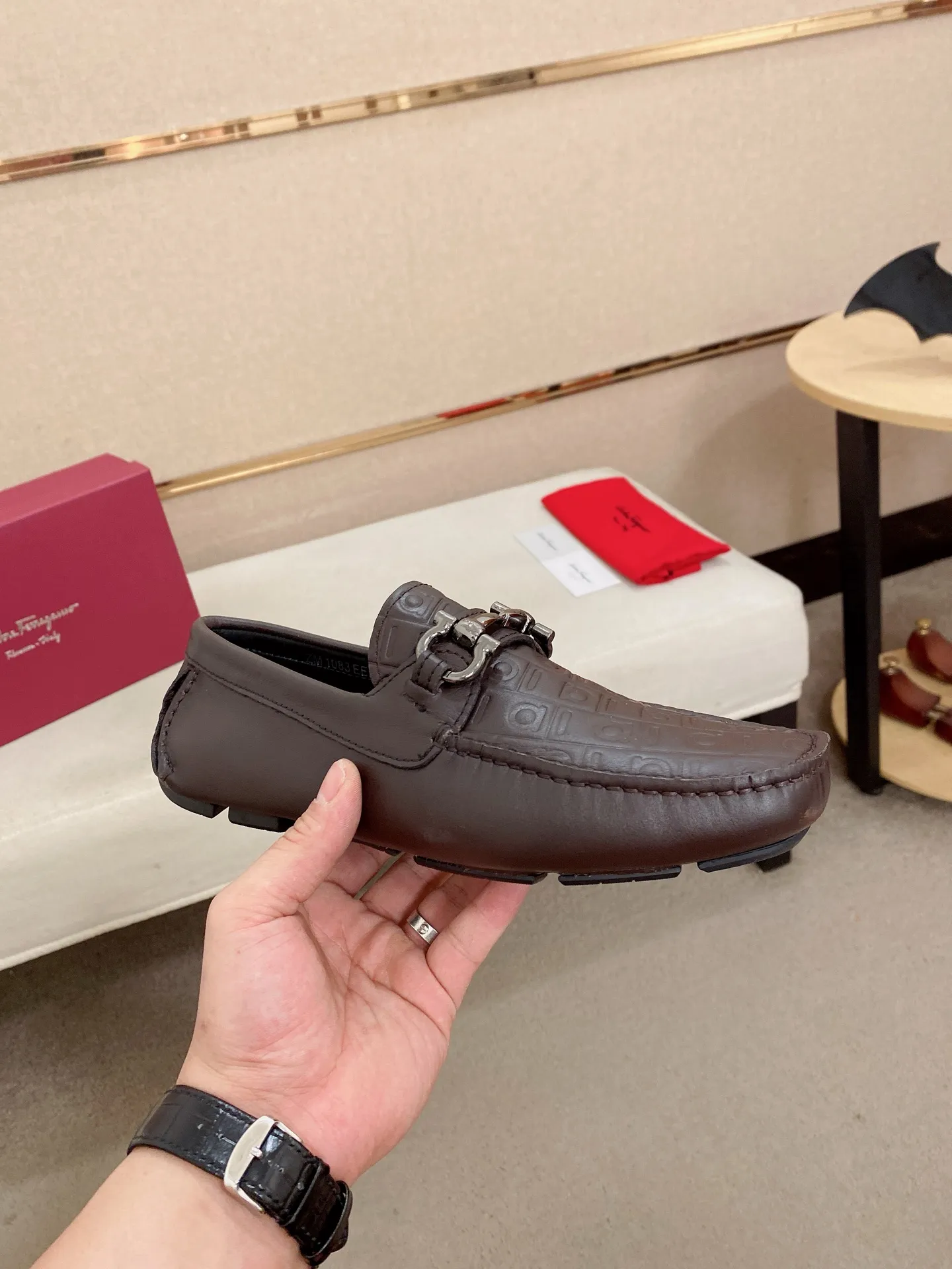 Men's shoes💰: 560💰High-end quality! Ferragamo🆕🆕Exclusive hot-selling products in stock🔥🔥New products on the shelves, high-quality Ferragamo men's pea shoes, high-end casual driving shoes, with complete packaging! 💪 💪 Material: imported cowhide 🐂 + imported high-quality water-dyed cowhide lining + wear-resistant outsole 👍🏻👍🏻 Features: high-end and comfortable, purely handmade 🚀 🚀 Create the perfect shoes that suit you best 🔥 🔥 Size: (38-44) 45 standard size can be customized!